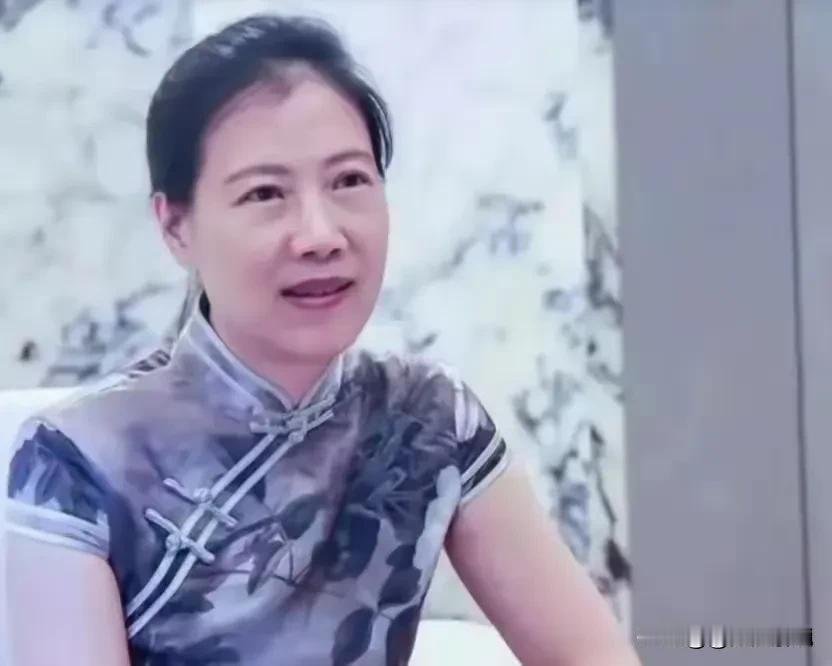 叶檀说她家阿姨，放弃二十多年的纠结去买了房子，终于在上海有了一个安家之地。但是不