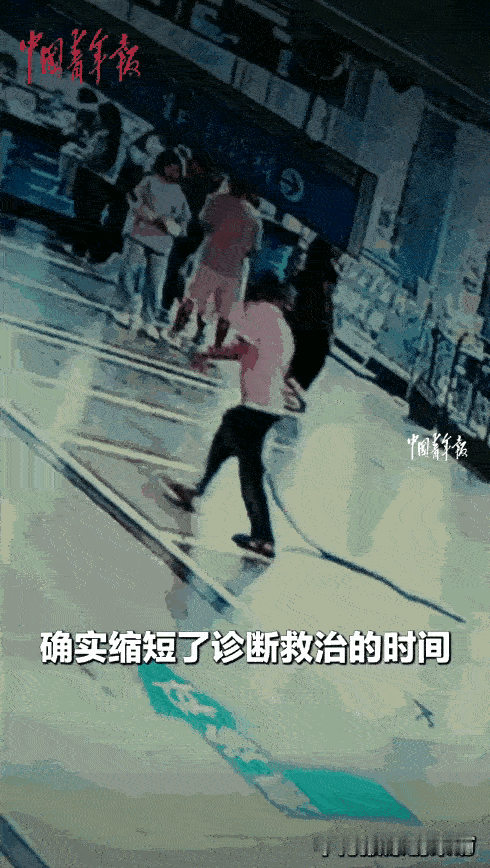 太吓人了！云南临沧，一个男子拖着2米长的眼镜王蛇冲进医院，可把医生和病人吓坏了，