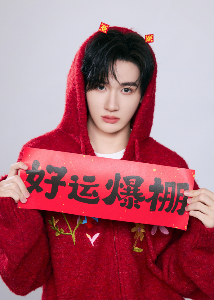 谁懂啊！余宇涵舞台上气场全开帅到窒息，下一秒软萌可爱甜到心化，一秒切换毫无违和感