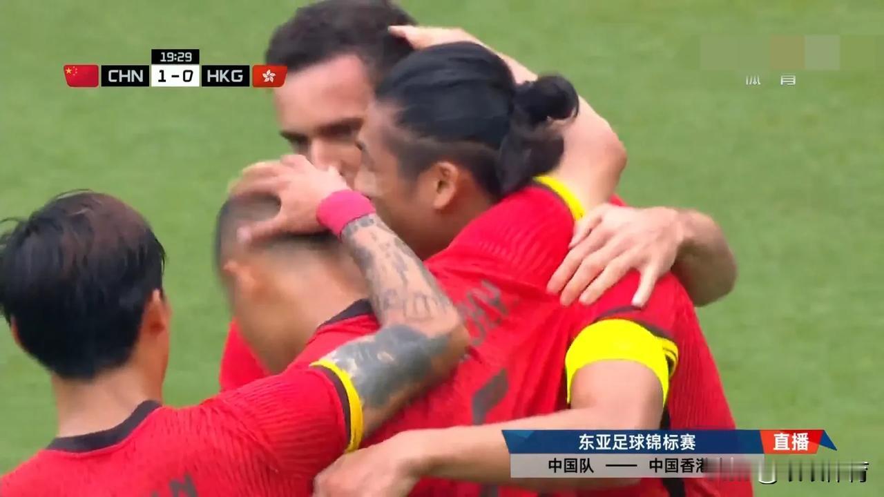 【东亚足球赛国足首进球】
国足对阵中国香港队的比赛，上半时第19分30秒，吾米提