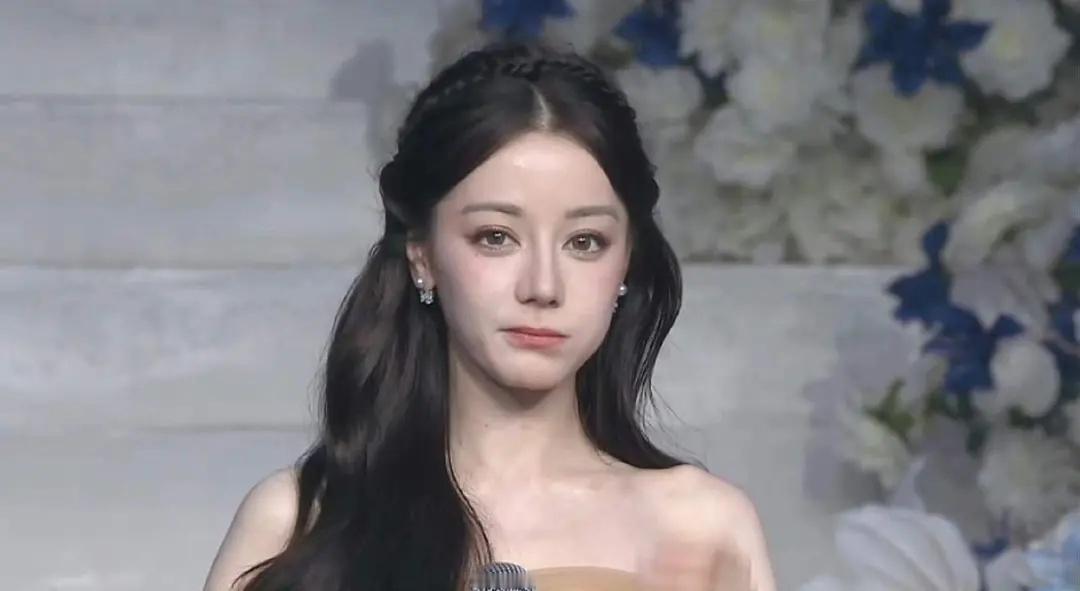 #迪丽热巴[超话]#𝓛𝓲𝓰𝓱𝓽 𝓯𝓪𝓵𝓵𝓼 𝓸𝓷 𝔂?