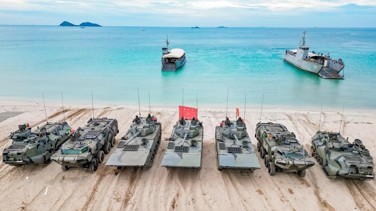 大小一目了然，泰国海军陆战队泰国‌国产AWAV 8×8 两栖装甲车、美国 AAV