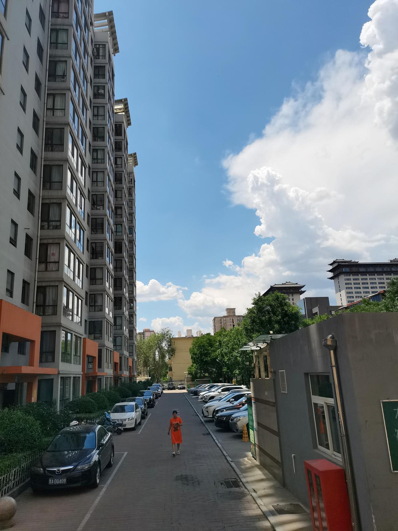 我们这栋高层没有老年人活动室，最后院里开会征求大家意见决定，在地下车库旁的几大间