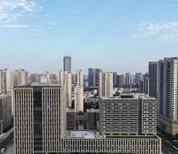 近日，位于合肥经开区翡翠路与丹霞路交口的合肥铜冠广场项目完成全部建设工作，即将逐