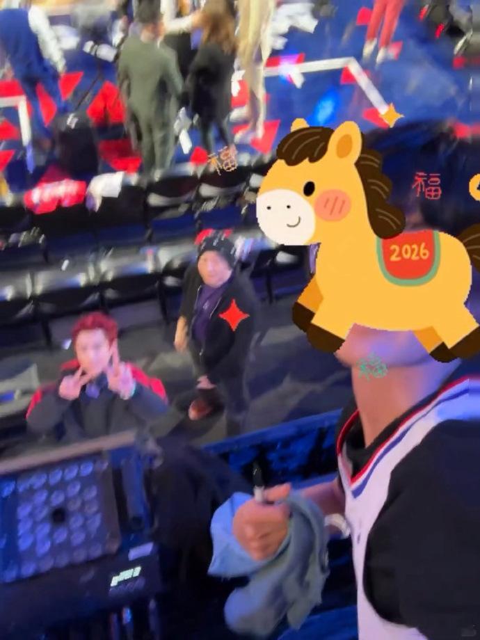 王鹤棣和球迷合影王鹤棣与球迷合影羡慕已经说累了！能和王鹤棣合影也太幸福，他状态超