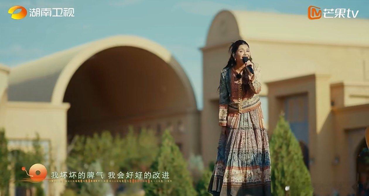 李佩玲唱妈妈声起地平线 《声起地平线》舞台上，李佩玲宛如夜空中的歌者，用《MAM