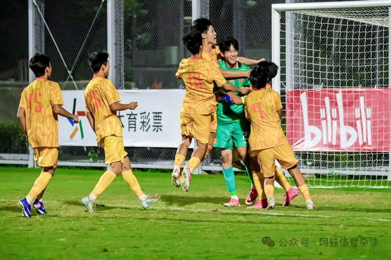 U17国足点球大战淘汰河床晋级决赛又是一篇堪称详实的赛后记录，通过各方言论展现比