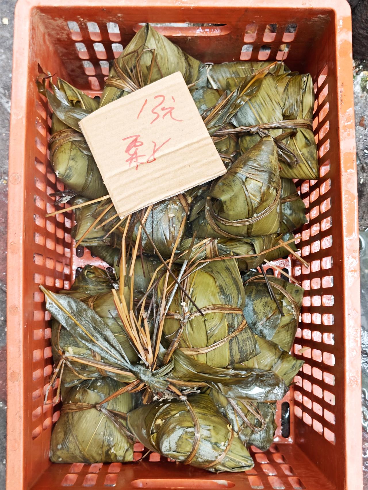 刚出炉的栗子五花肉粽，13一个。老板娘正在组织人手大量包粽子，她对临时来帮忙的肥