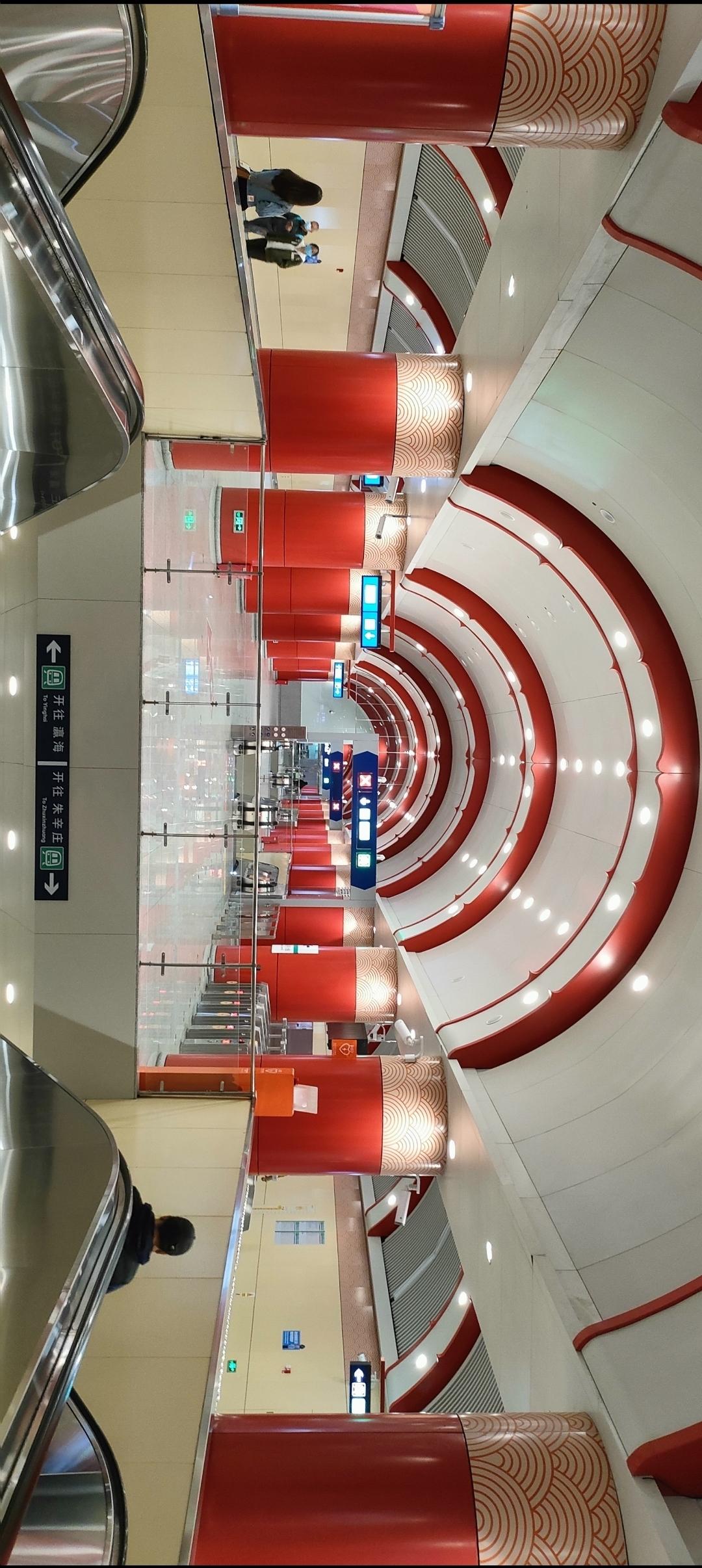 🚇 穿梭在现代与艺术的交汇点，感受城市脉搏的跳动。