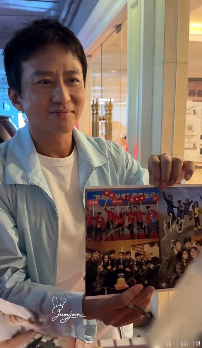 粉丝集齐初代跑男签名初代跑男签名集齐了跑男粉丝也把初代跑男成员的签名集齐了 