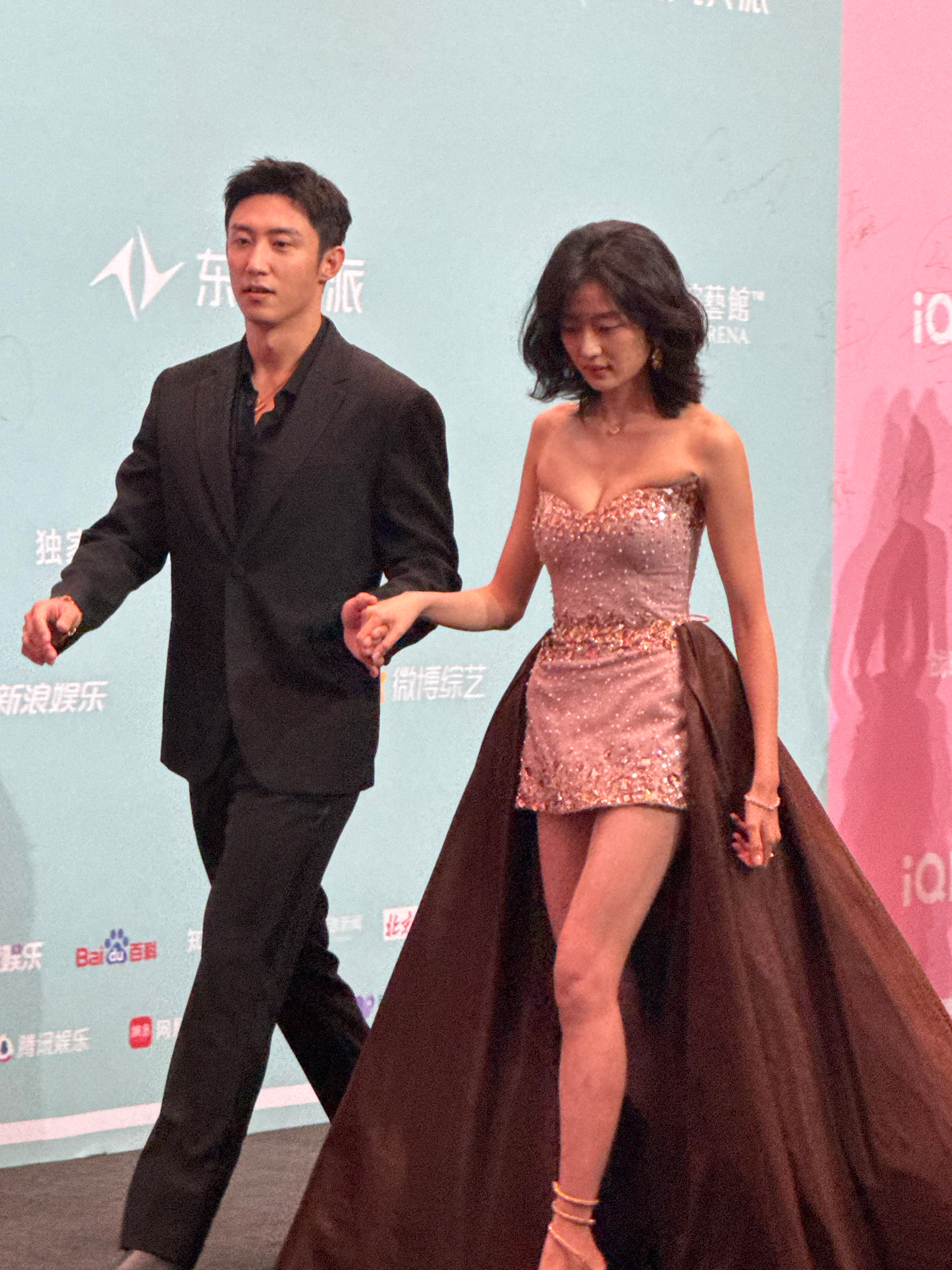 孙千短发  动车黄景瑜  男帅女美！！！《冬至》怎么还不播？？[泪] 