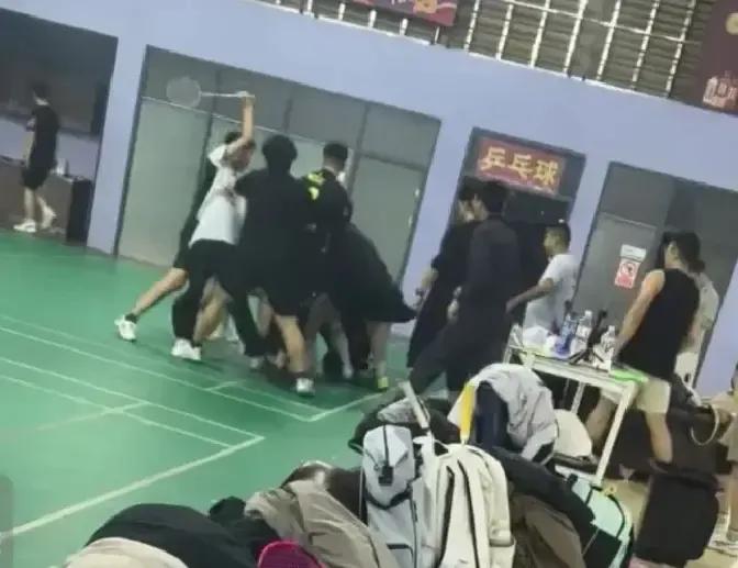 天津球馆混双刚打完，黑衣男伸手要握手，白衣男转头就走，嘴里蹦了句忘了。
黑衣男脸