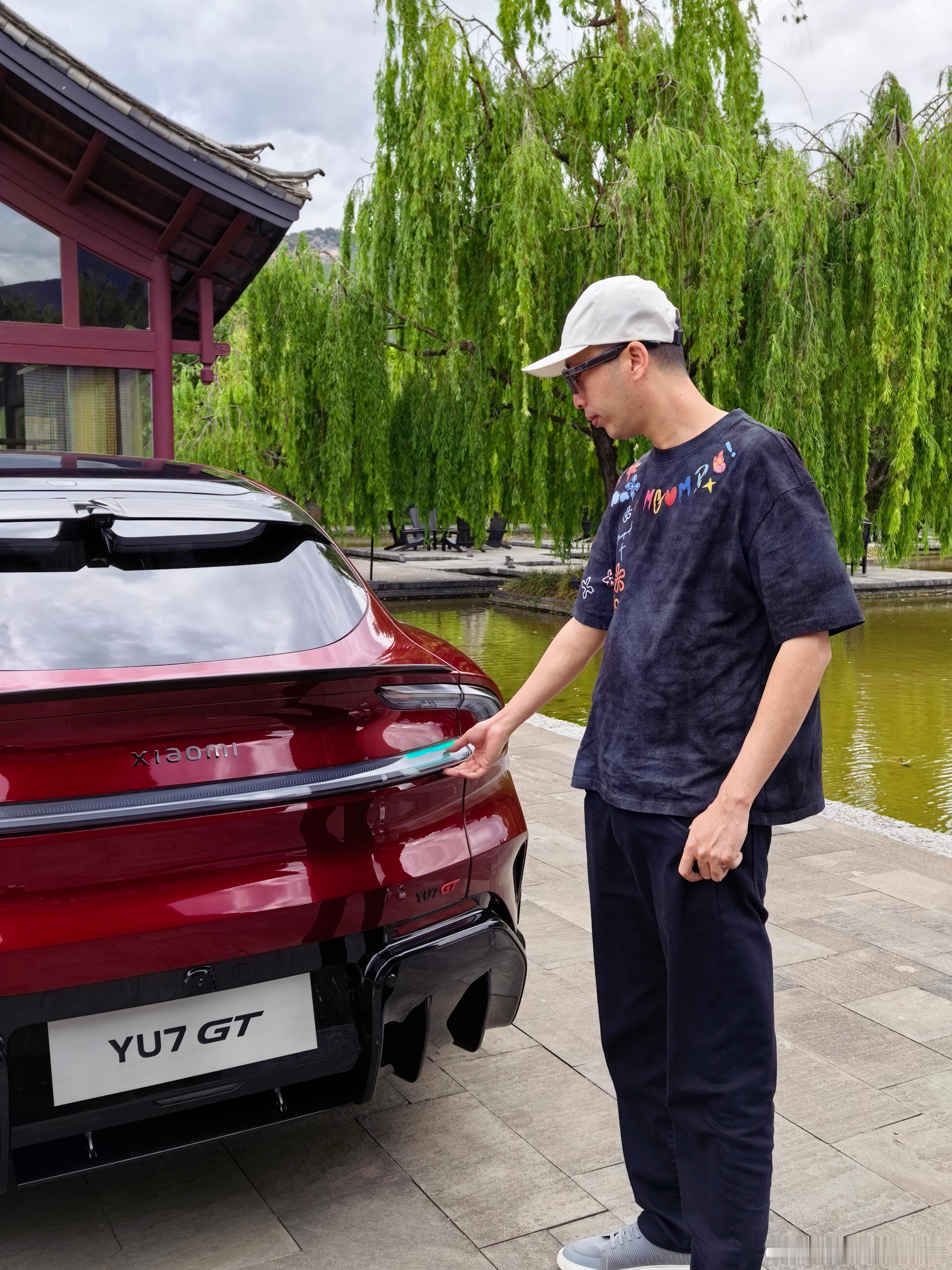 小蓝灯，是理想率先带起来的一个设计。后来因为确实实用，也确实容易辨识，蔚来、小鹏