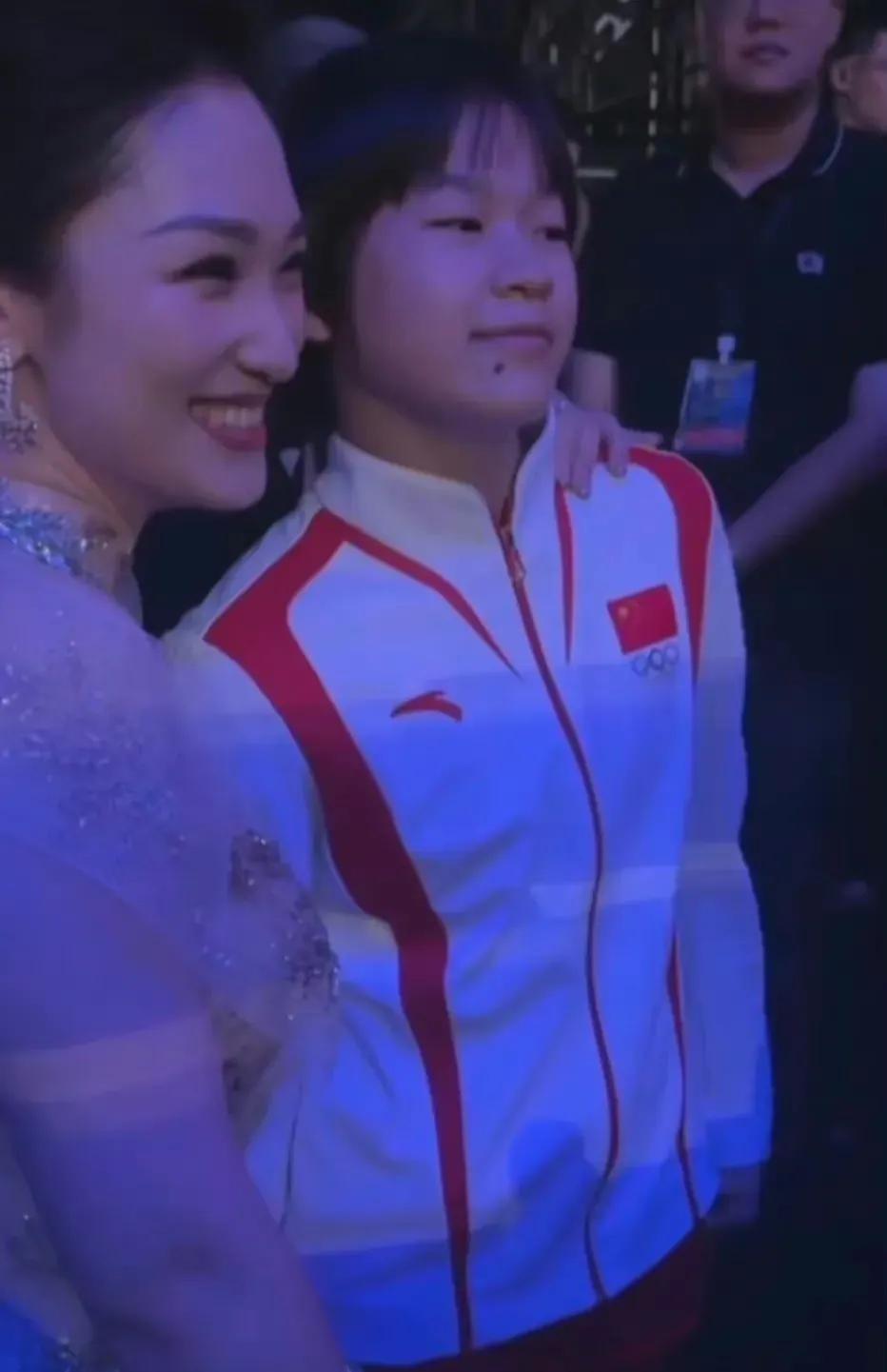 全红婵真的是大家最喜欢的，都来和她合影，话说全妹越来越漂亮了，很好看。#今年最红