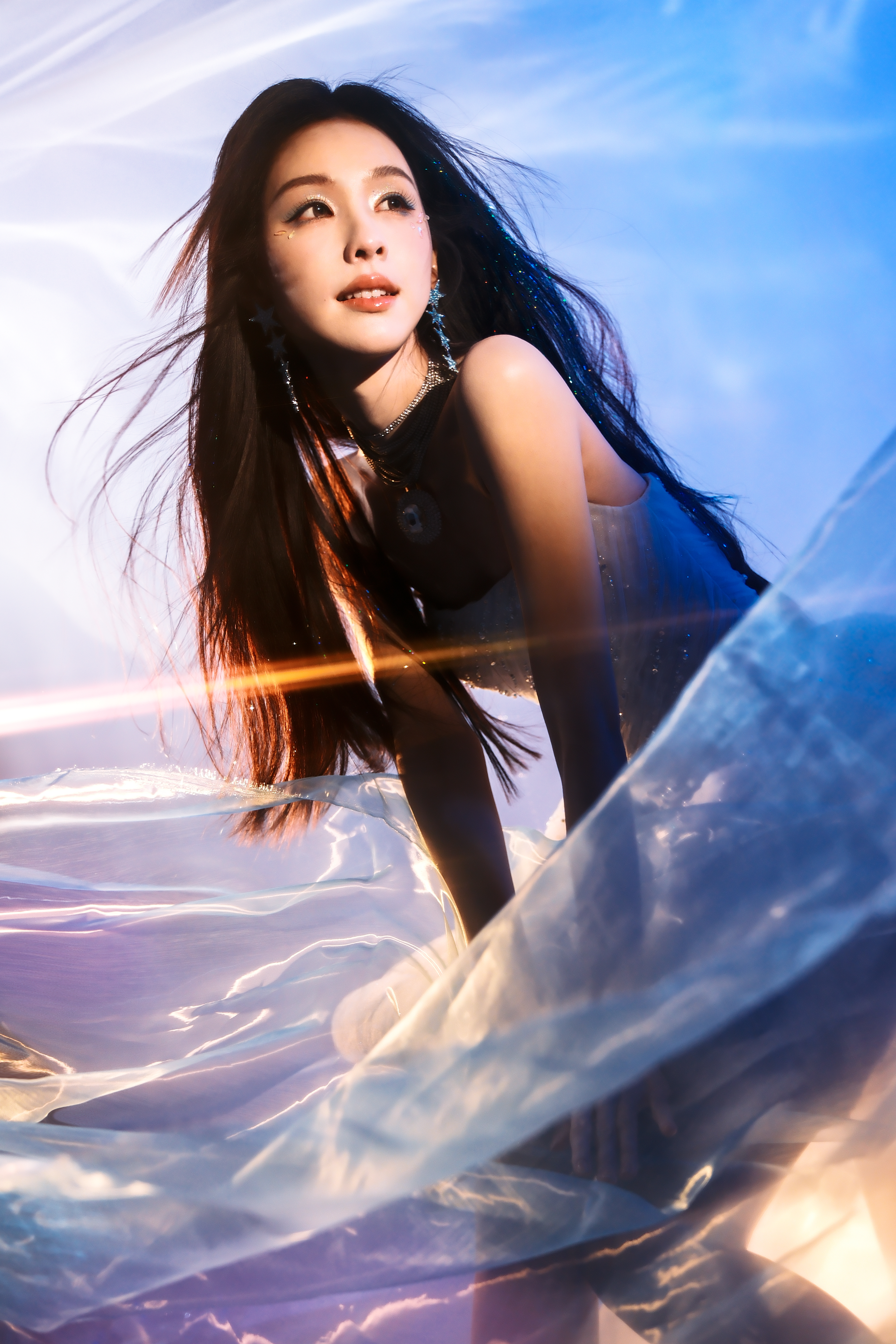 陈都灵 深海藏音，海浪与音符交织成律。在星光与清籁间，聆听灵魂共鸣。化妆：