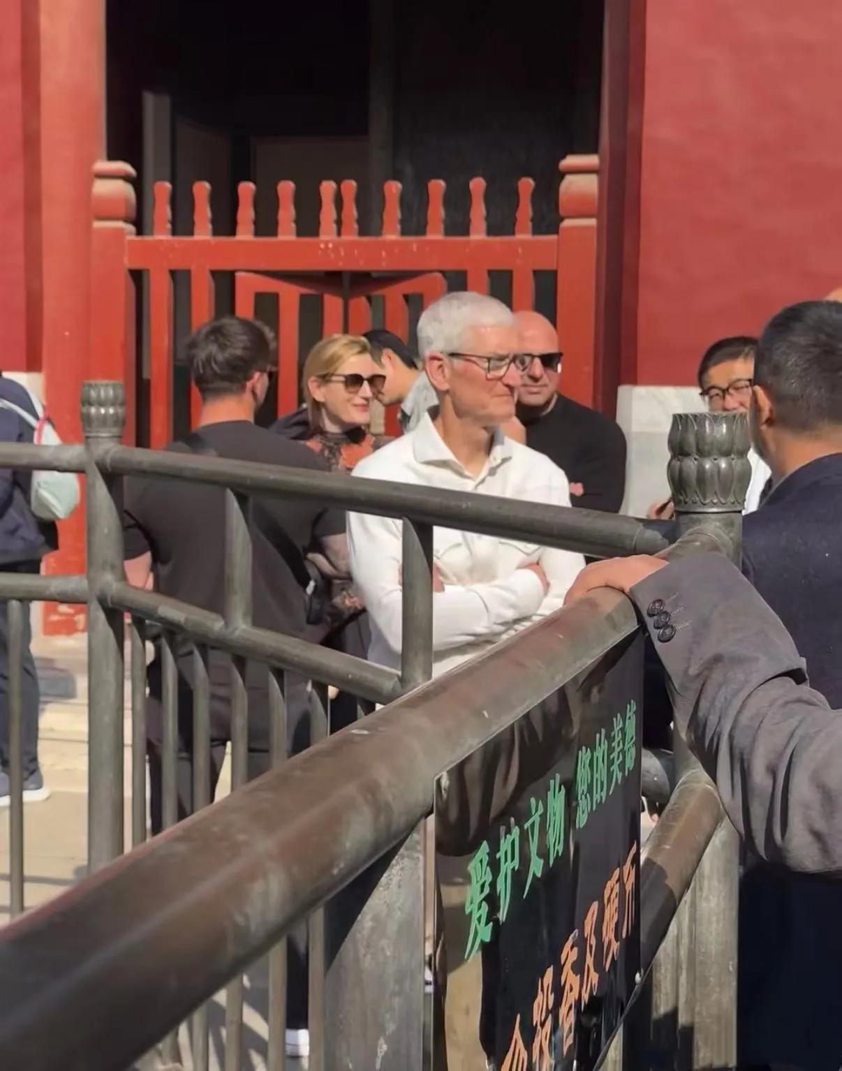 65岁的库克被网友偶遇现身雍和宫，白上衣戴眼镜，请导游讲解，儒雅亲和。这是他卸任