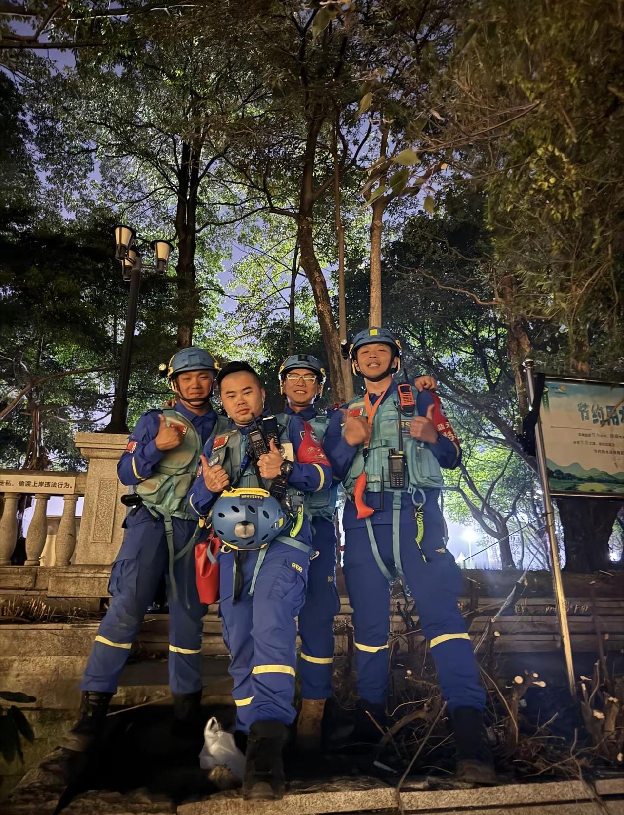 蓝天救援队。一件事，一群人，这就是中蓝人！蓝天救援队 应急救援