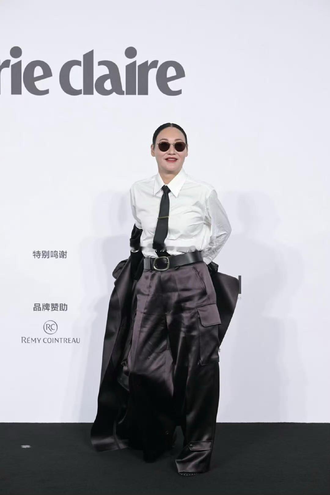 惠英红嘉人红毯上脱大衣，坦白说，这个裤子拖地显得很邋遢没有质感，大家觉得好看吗？