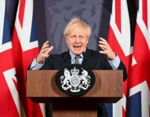 英国首相一句话，直接扔向了全世界。
他说，中国，是世界三大强国之一。
这话不是私