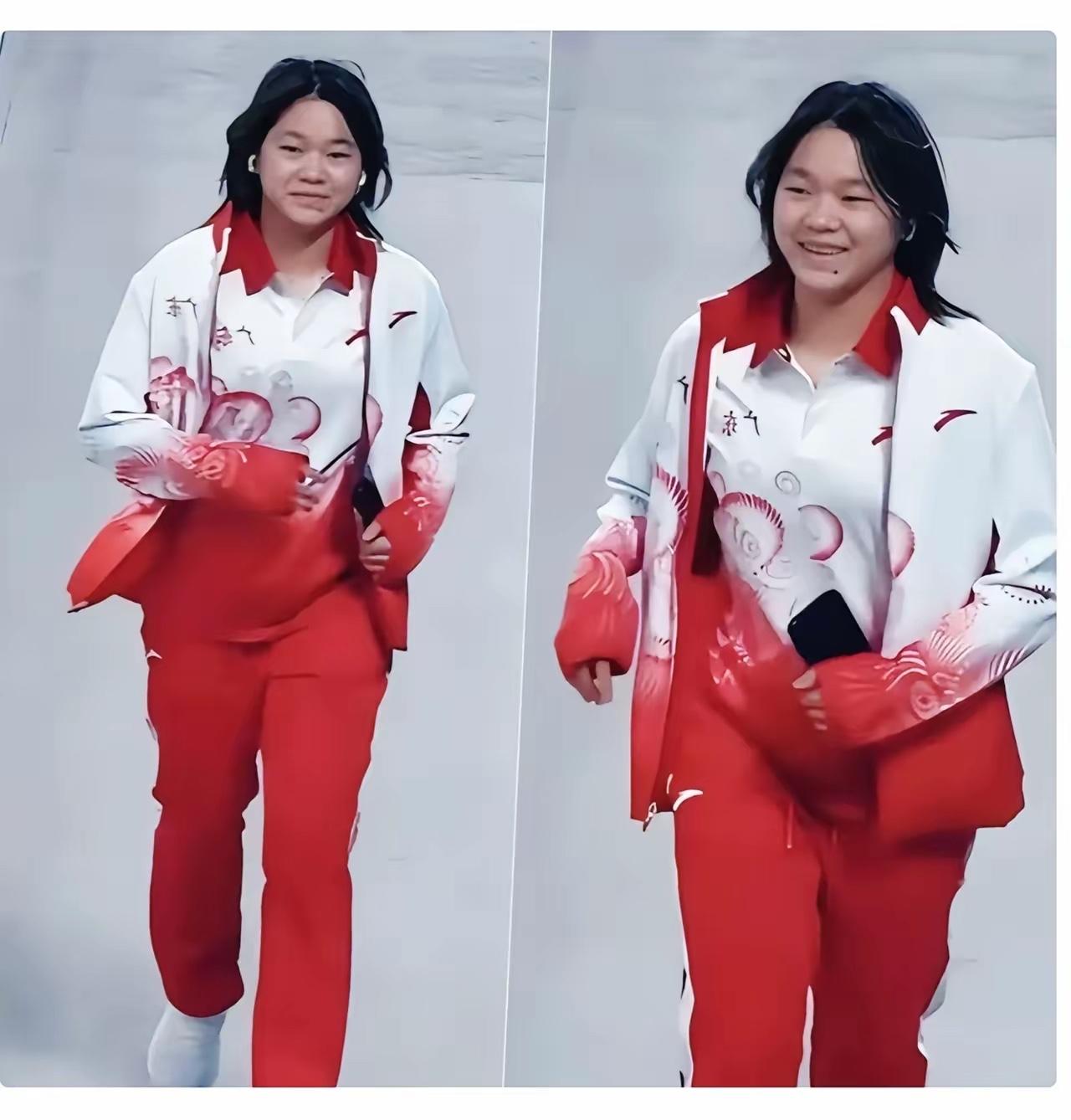 全红婵成变“红姨”
        全红婵应该是历史上唯一敢抱娃娃参加冠军合影的