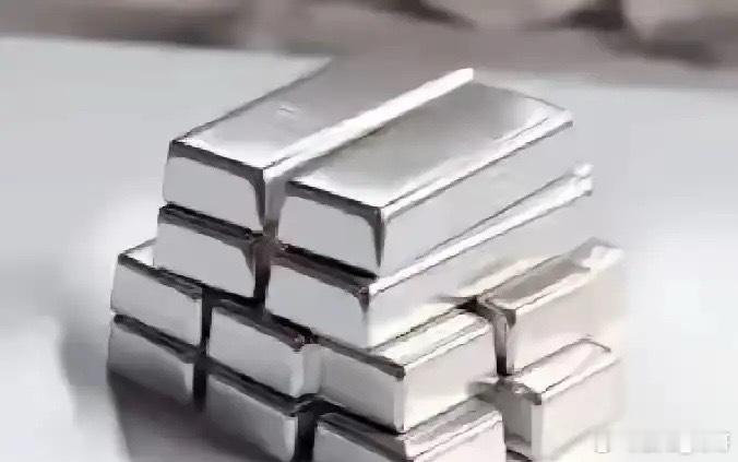 国投白银LOF的基金净值单日大跌31.5%，已经超过正常人的认知。因为本质原因就