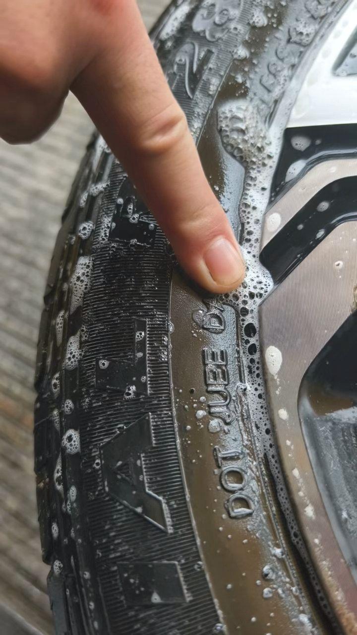 滨州印象江南小区十余辆车连续两晚遭人为扎胎，业主报警盼破案整改安防
 
7月6日