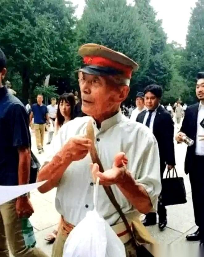 这段由媒体公开的纪实采访录像，把什么叫“骨灰级双标”拍得清清楚楚。
镜头前，一个