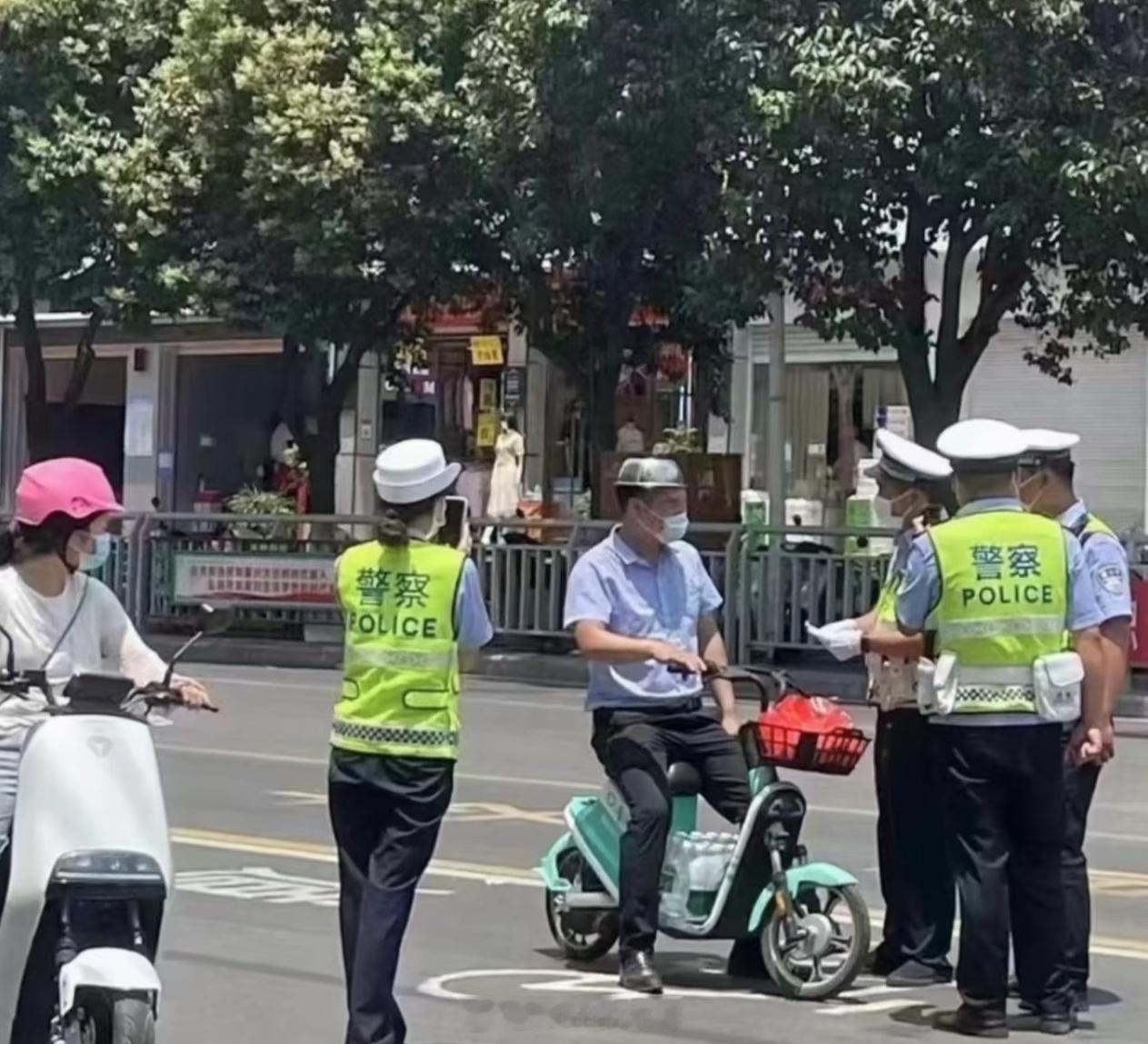 大哥你这戴的头盔不仅反光，还能防弹！ 