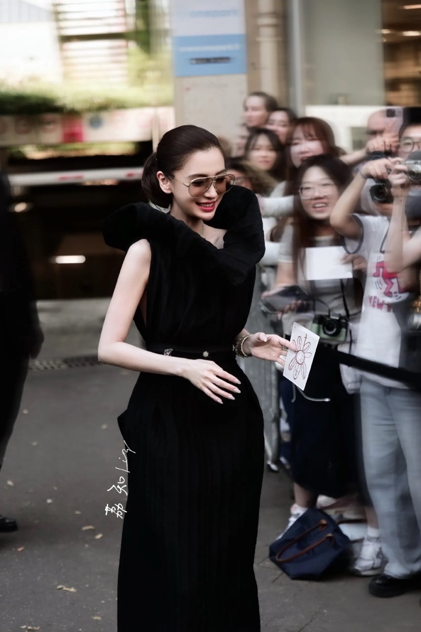 娱乐[超话]同一位拍摄的Angelababy迪丽热巴同一位摄影师拍的Angela