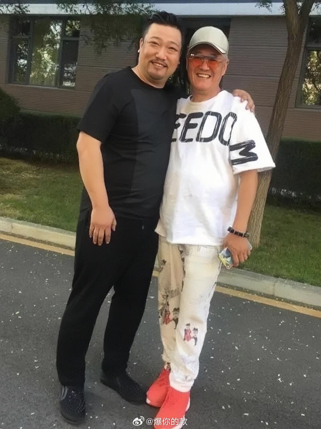 贾冰与赵本山昔日合影，两人好熟的样子 