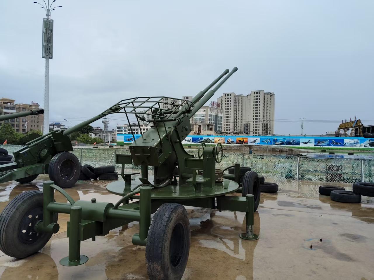 记者:     三哥，你们的光辉战机在迪拜航空展坠毁的事你怎么看？

阿三:  