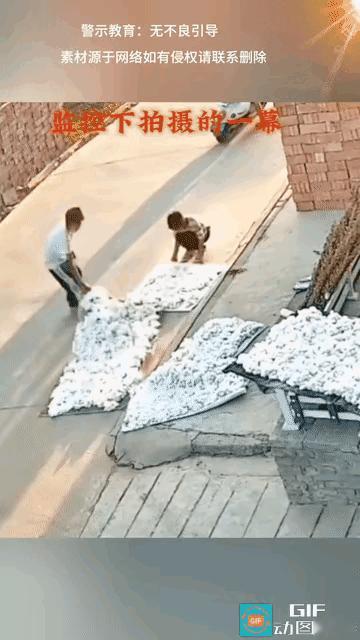 这两个小孩太坏了，坏到骨子里了，他们俩把别人家晒的棉花和干柴都扔地上，是跟这家人