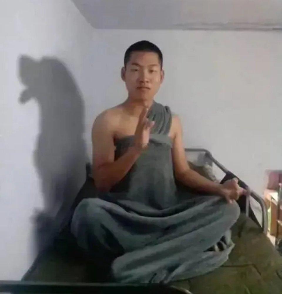 哥们儿，你宿舍上铺的那位兄弟快要修炼成仙了！ ​​​