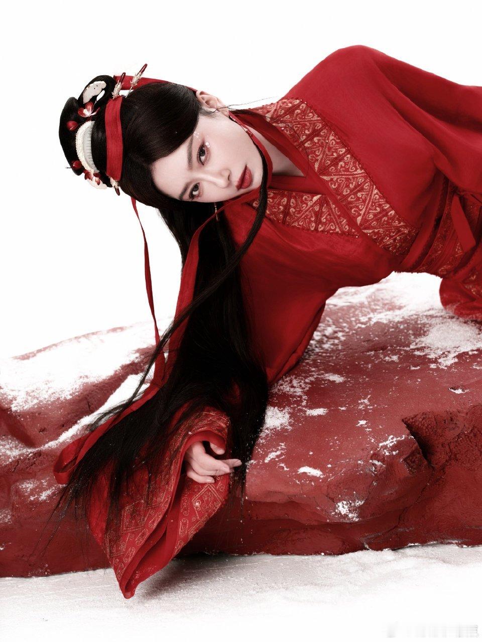 秦岚桃花花神再现古装造型秦岚化身桃花花神，简直绝绝子。这造型美到让人瞬间失语，一