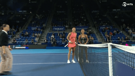 #WTA500# 东京站1/4决赛，郑钦文以6-0拔得头筹，总比分1-0领先费尔