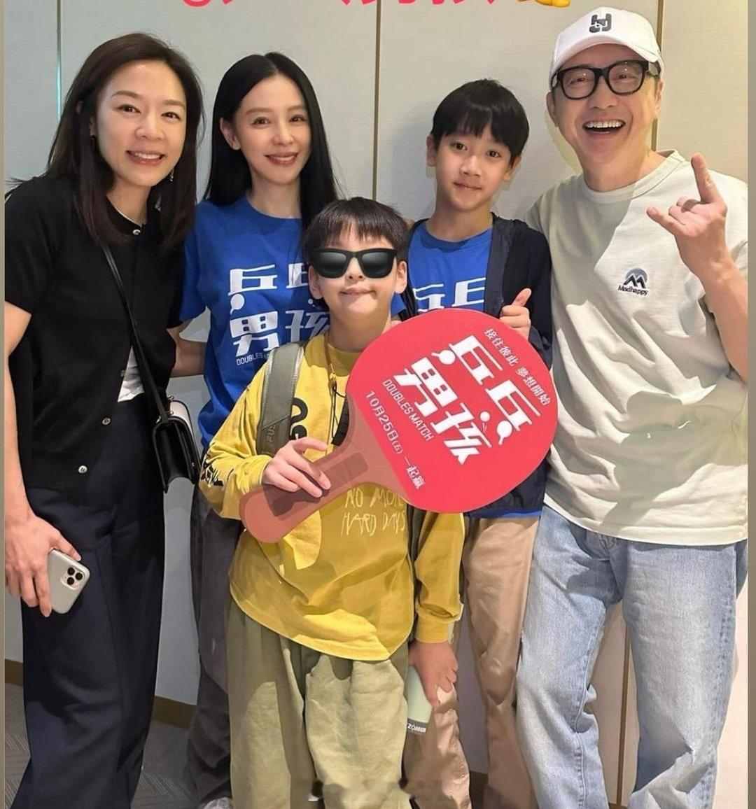 庾澄庆晒与老婆合照  庾澄庆和老婆合照 很有夫妻相 