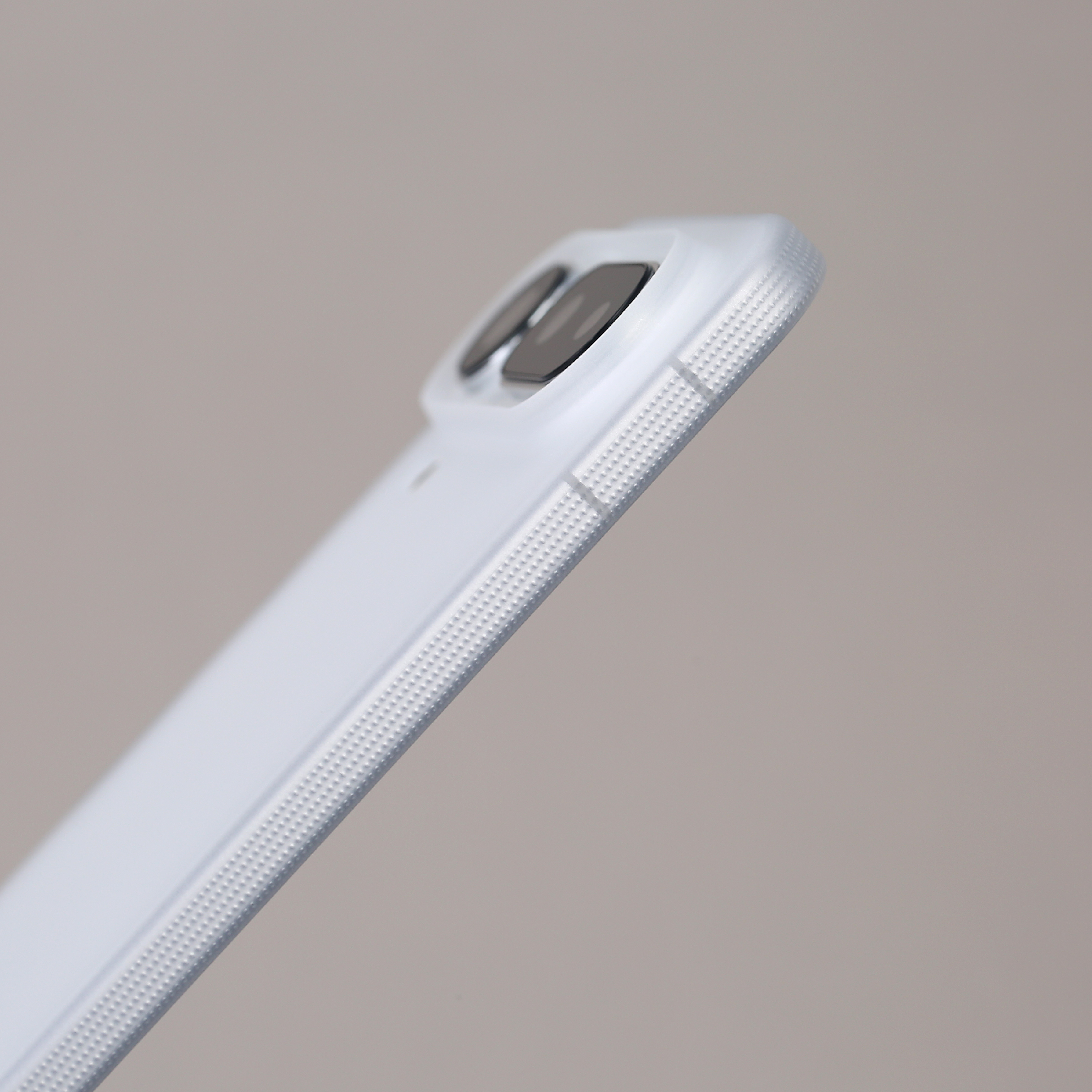 素雅，简洁，够轻薄这壳，也挺 Air 