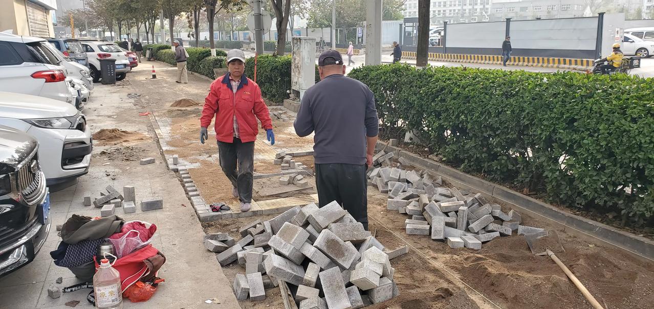 王铎：为青岛市北区及时整改辽宁路点赞！
朋友们，上周我发布了青岛辽宁路护栏有倒危