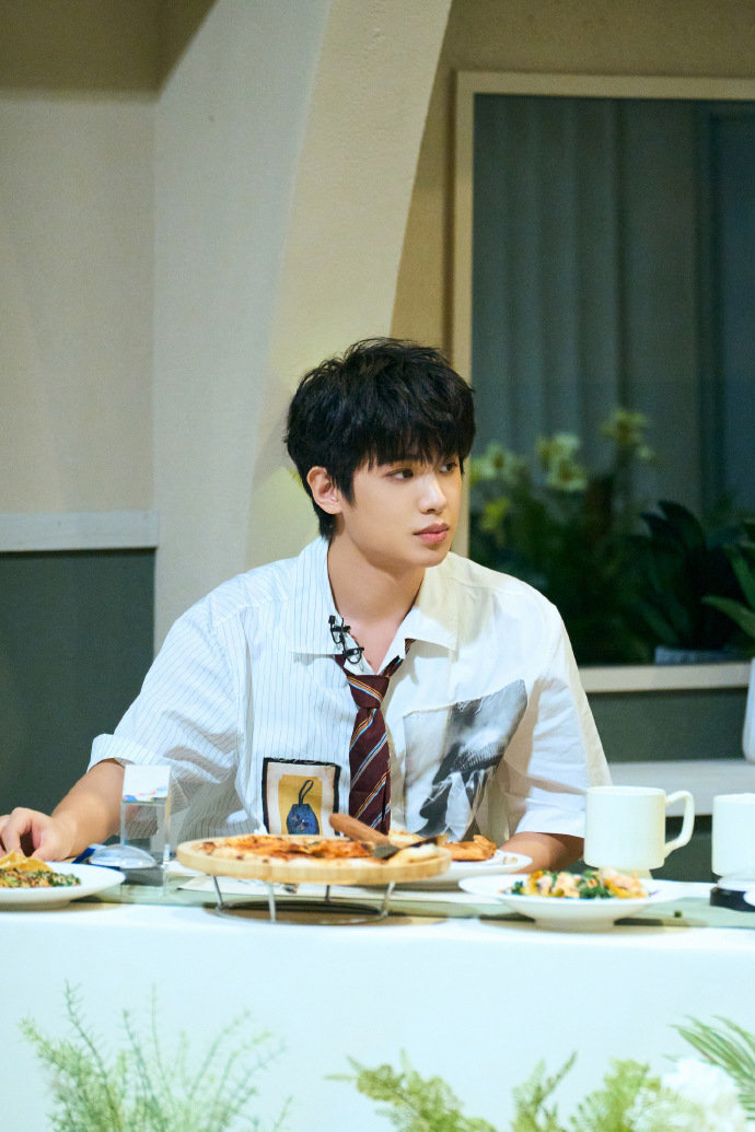 黄明昊《密室大逃脱6》收官晚宴高清剧照来袭[送花花]期待吃播的Justin上线 