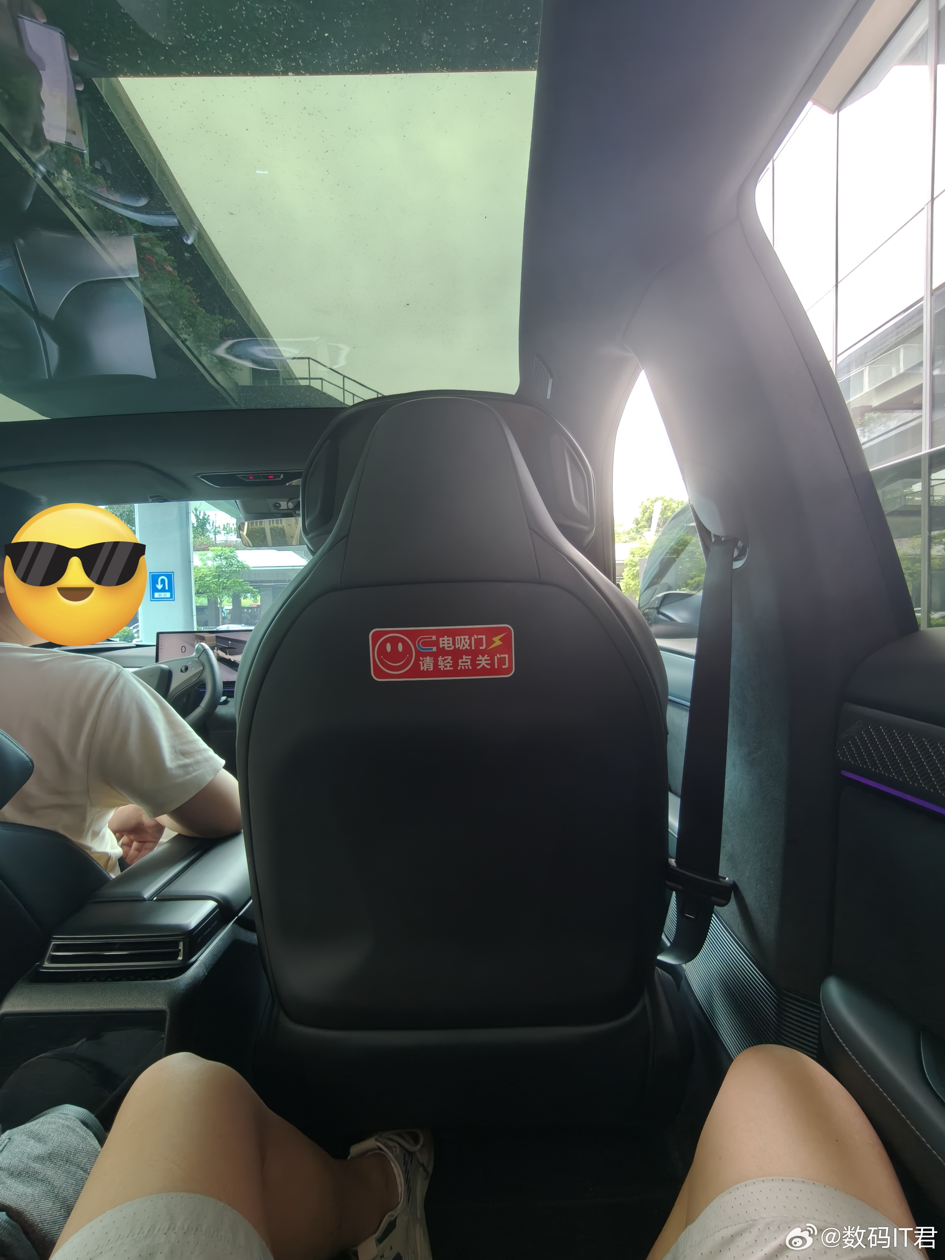 打车打到一台极越01，绝版珍藏车啊！[坏笑]座舱UI设计确实不错，放到现在看也不