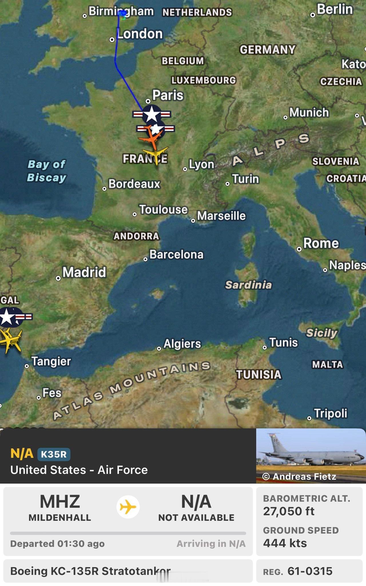 四架 F-15 战斗机正搭乘拉格尔空中加油机前往中东地区。海外新鲜事何天恩