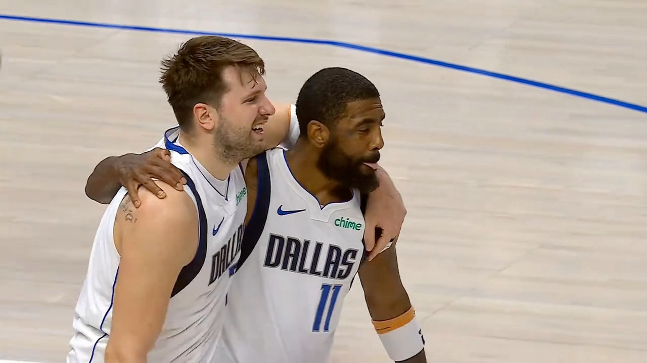这张照片拍摄于2024年4月8日NBA常规赛期间的达拉斯美航中心球馆，独行侠加时