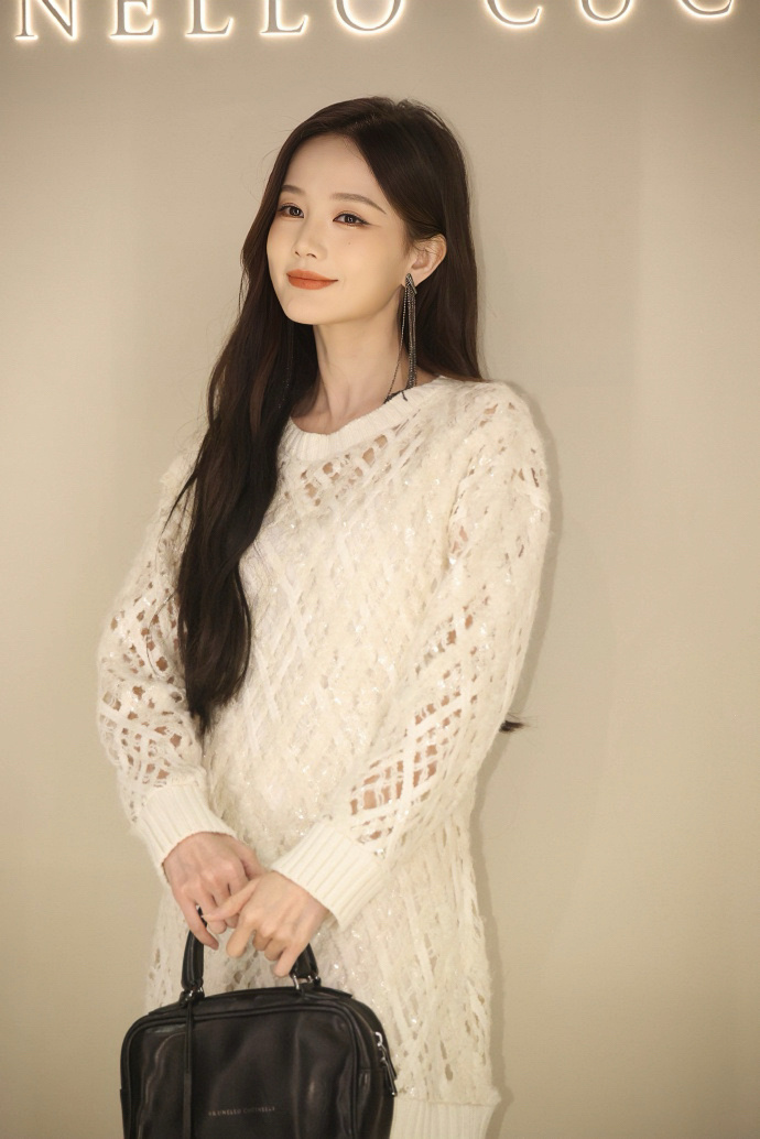 李一桐今日活动生图#李一桐白色镂空毛衣# ​ ​​​