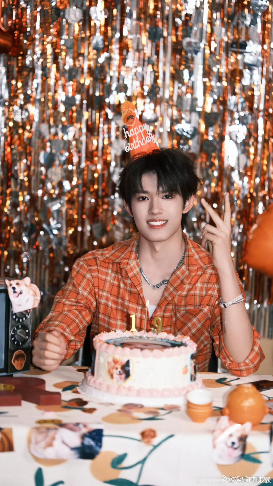 张极回应跳不了肚皮舞 听到有腹肌所以跳不了肚皮舞 第一反应是想笑 这小孩现在挺会