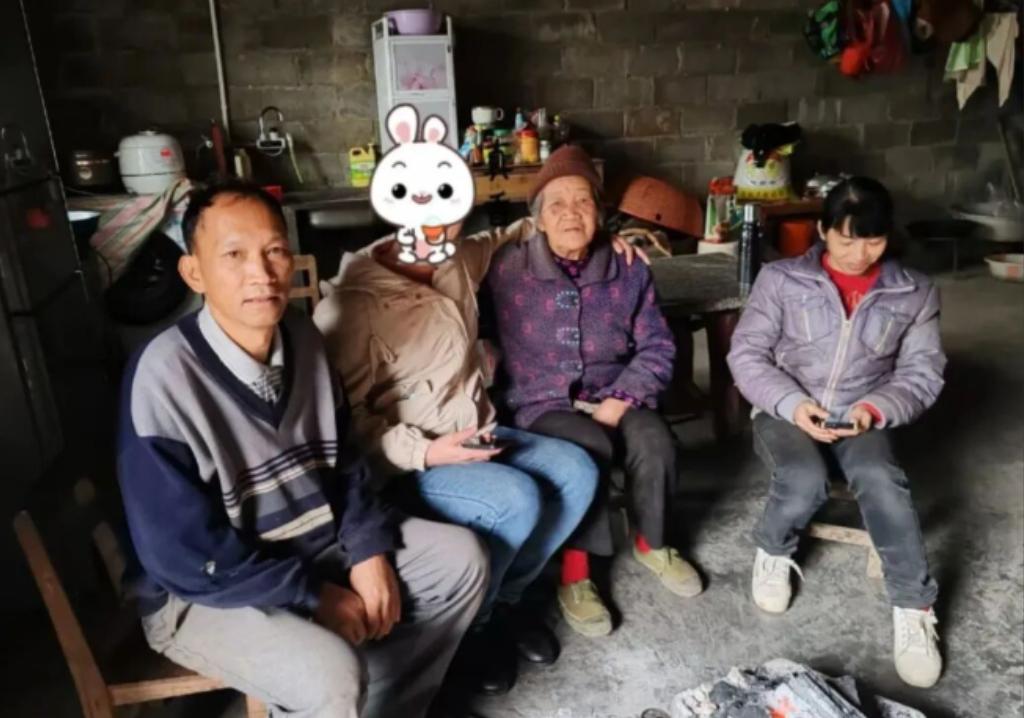 1980 年，湖南7 岁女孩不幸被拐走。谁料，几年后，她在湖北养母家吃剁椒和糍粑