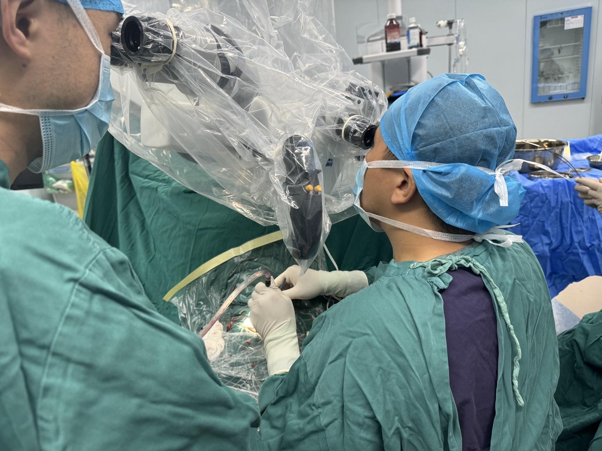 面肌痉挛-“左眼跳财，右眼跳灾”面肌抽搐，发作时候眼睛睁不开，口角歪斜，手术为面神经微血管减压