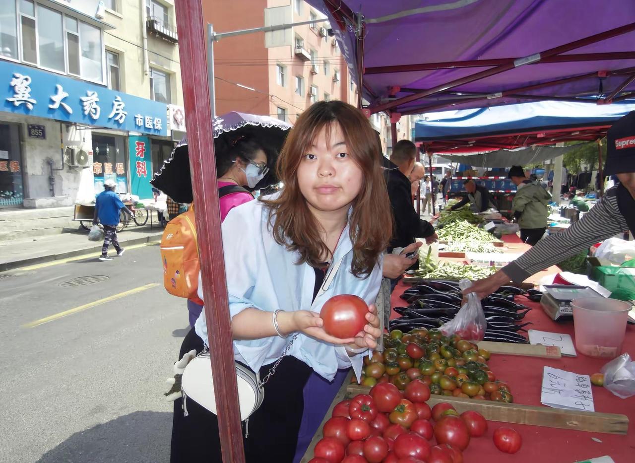 请你同树一样 张扬你的生命。辽阳街早市女大陪妈妈逛早市早市随拍