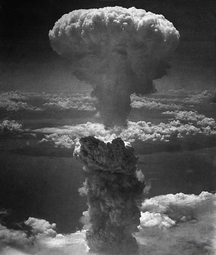 历史的今天，1945年8月9日，美军出动B-29轰炸机将代号为“胖子”的原子弹投