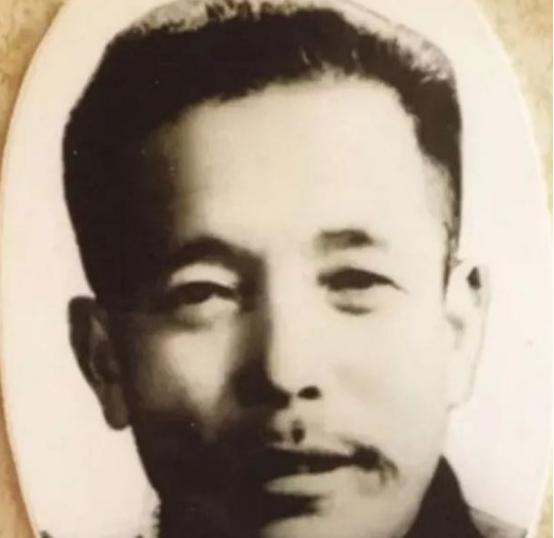 1955年，一个走江湖的男子故意让毒蛇咬自己的舌头，等蛇释放完毒素后，他一口咬下