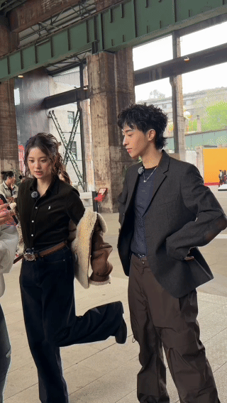 恩利欧阳娜娜自拍 看恩利欧阳娜娜自拍，就能感受到轻松的好友氛围。恩利状态绝佳、性